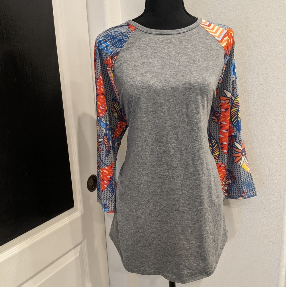 Lularoe Randy feather design on sleeves XL